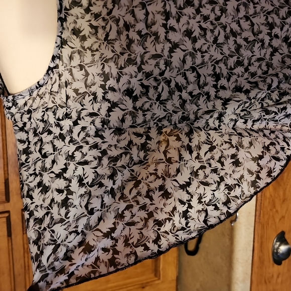 Lane Bryant Black, White, Gray Flutter Sleeve Blouse 14/16 NWT - Picture 4 of 8